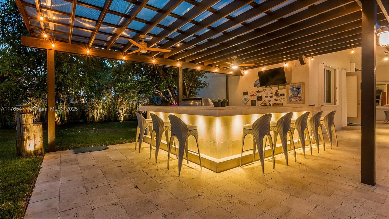 Vendido Recientemente: $2,449,000 (6 camas, 4 baños, 4207 Pies cuadrados)