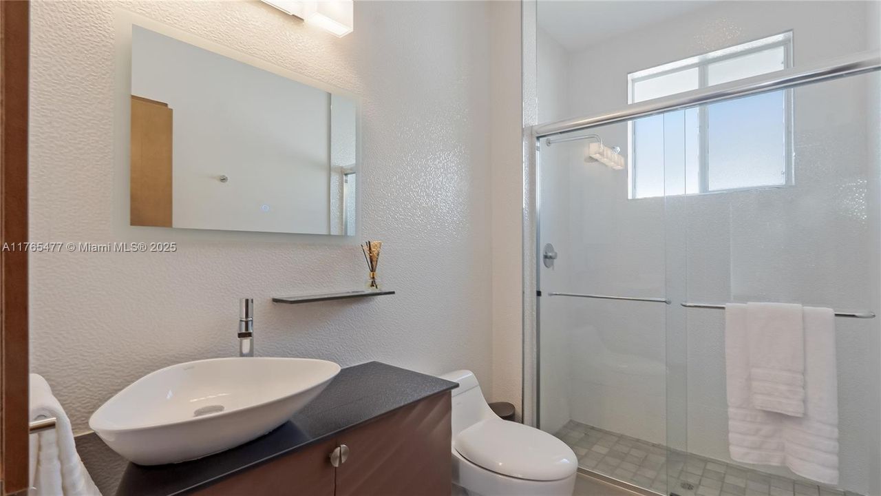 Vendido Recientemente: $2,449,000 (6 camas, 4 baños, 4207 Pies cuadrados)