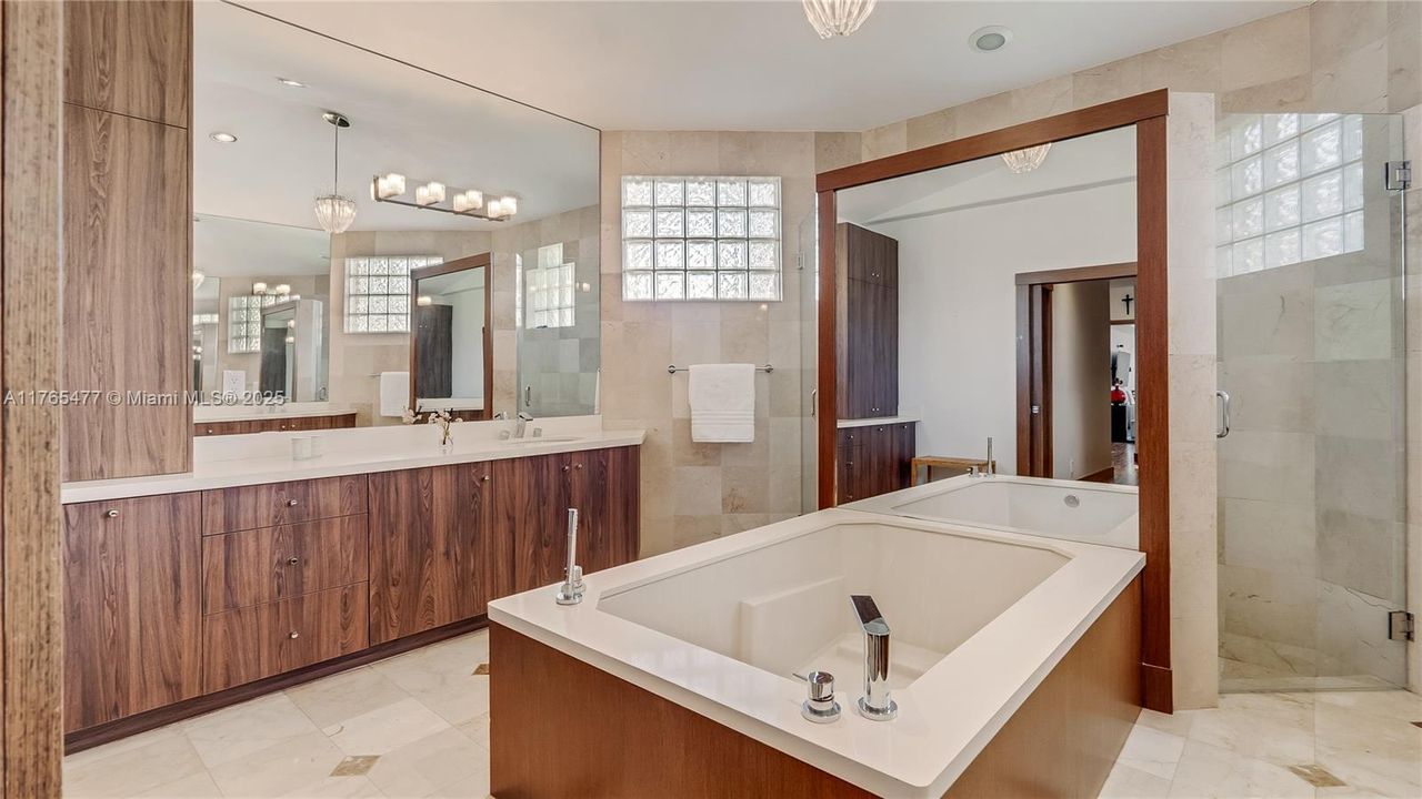 Vendido Recientemente: $2,449,000 (6 camas, 4 baños, 4207 Pies cuadrados)