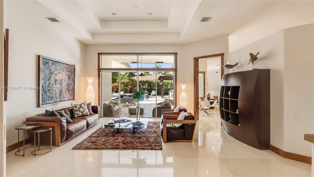 Vendido Recientemente: $2,449,000 (6 camas, 4 baños, 4207 Pies cuadrados)