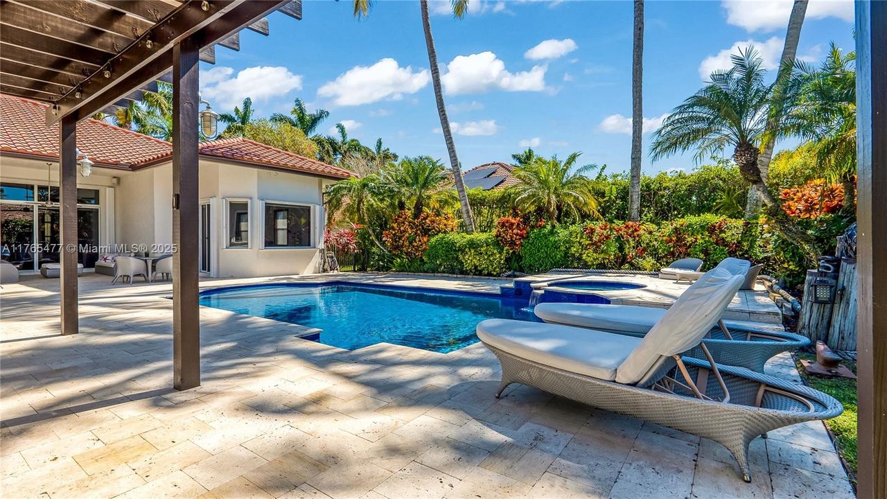 Vendido Recientemente: $2,449,000 (6 camas, 4 baños, 4207 Pies cuadrados)