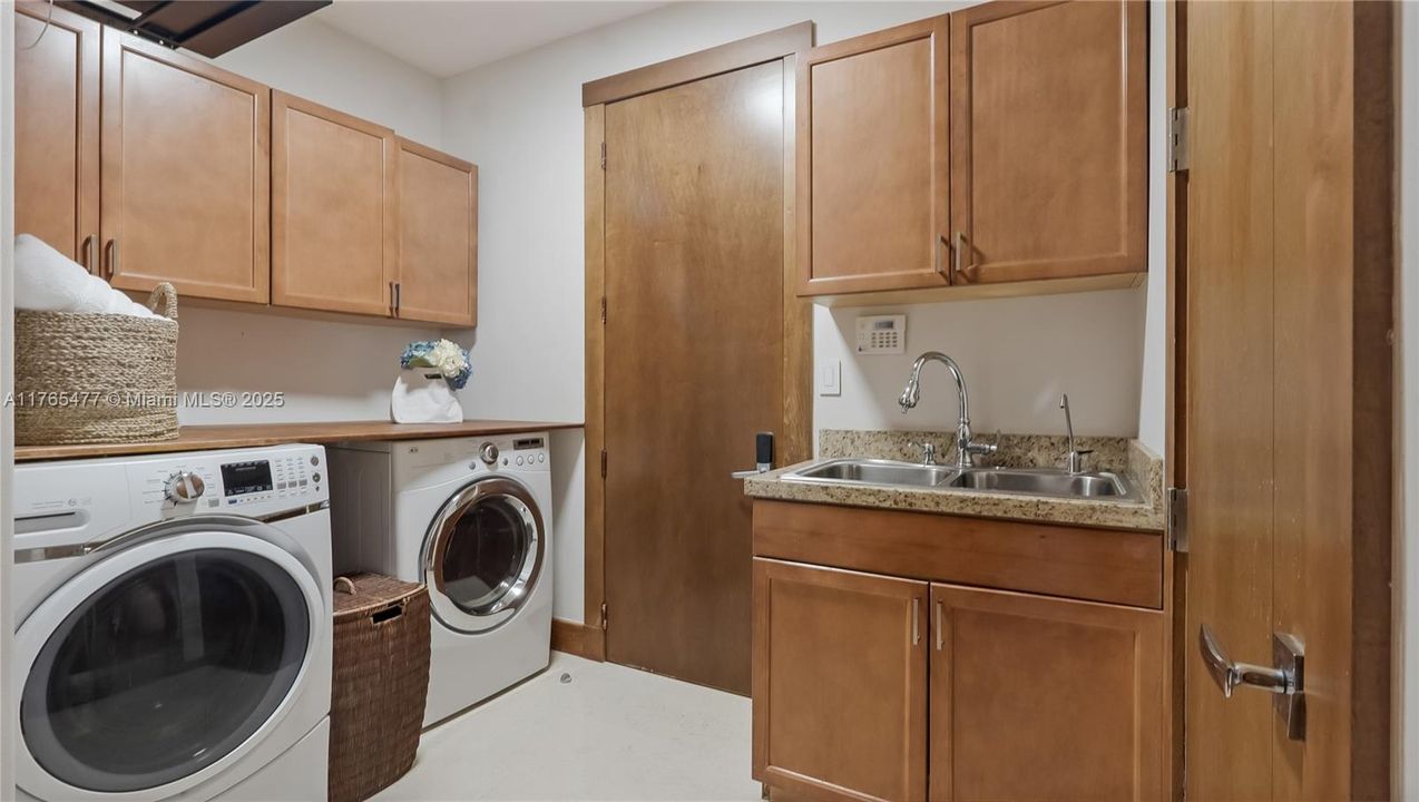 Vendido Recientemente: $2,449,000 (6 camas, 4 baños, 4207 Pies cuadrados)