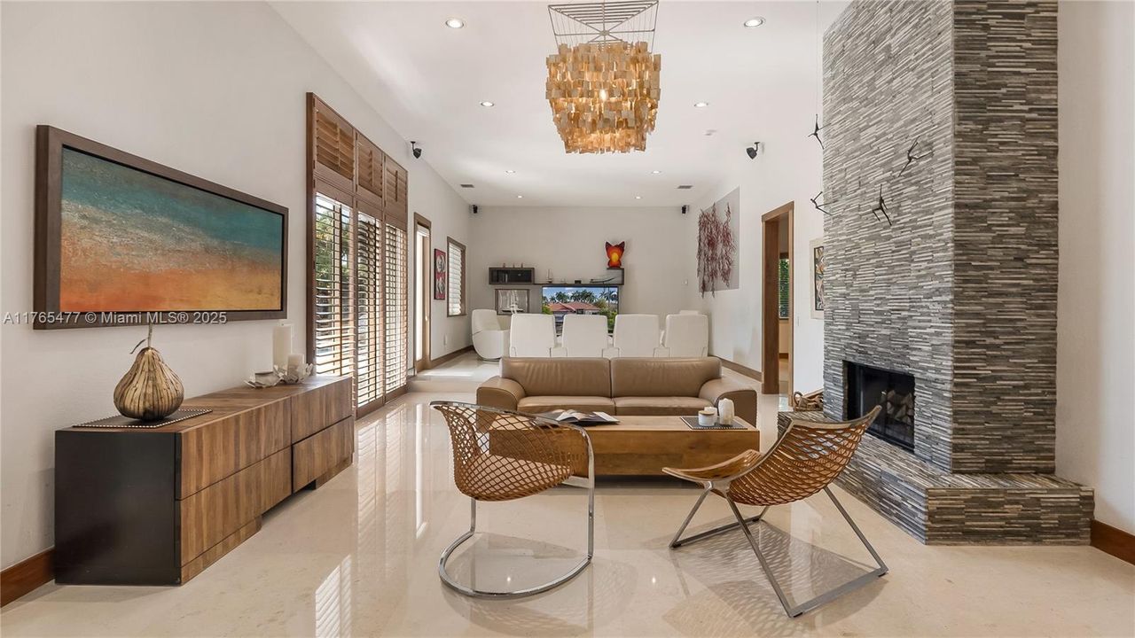 Vendido Recientemente: $2,449,000 (6 camas, 4 baños, 4207 Pies cuadrados)