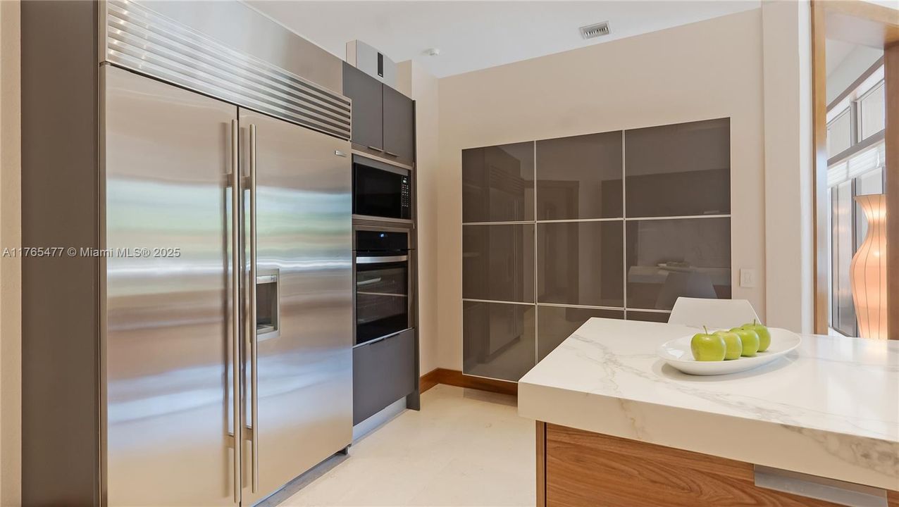 Vendido Recientemente: $2,449,000 (6 camas, 4 baños, 4207 Pies cuadrados)