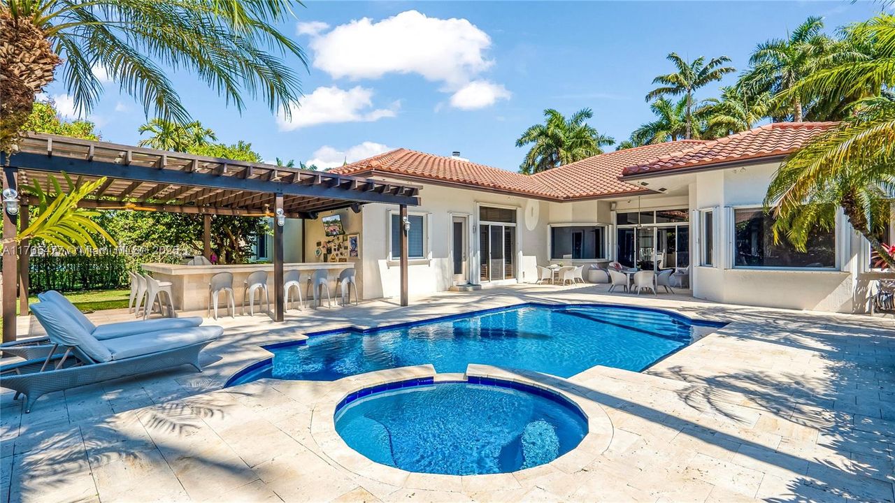 Vendido Recientemente: $2,449,000 (6 camas, 4 baños, 4207 Pies cuadrados)