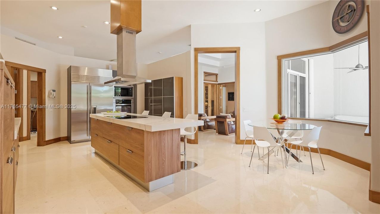 Vendido Recientemente: $2,449,000 (6 camas, 4 baños, 4207 Pies cuadrados)