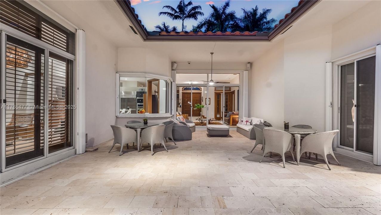 Vendido Recientemente: $2,449,000 (6 camas, 4 baños, 4207 Pies cuadrados)