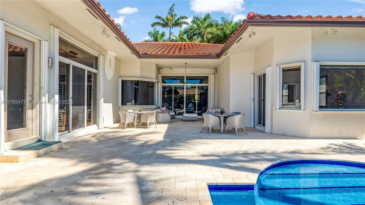 Vendido Recientemente: $2,449,000 (6 camas, 4 baños, 4207 Pies cuadrados)