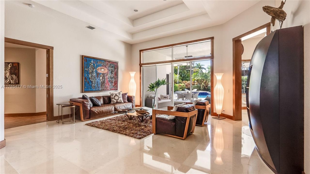 Vendido Recientemente: $2,449,000 (6 camas, 4 baños, 4207 Pies cuadrados)