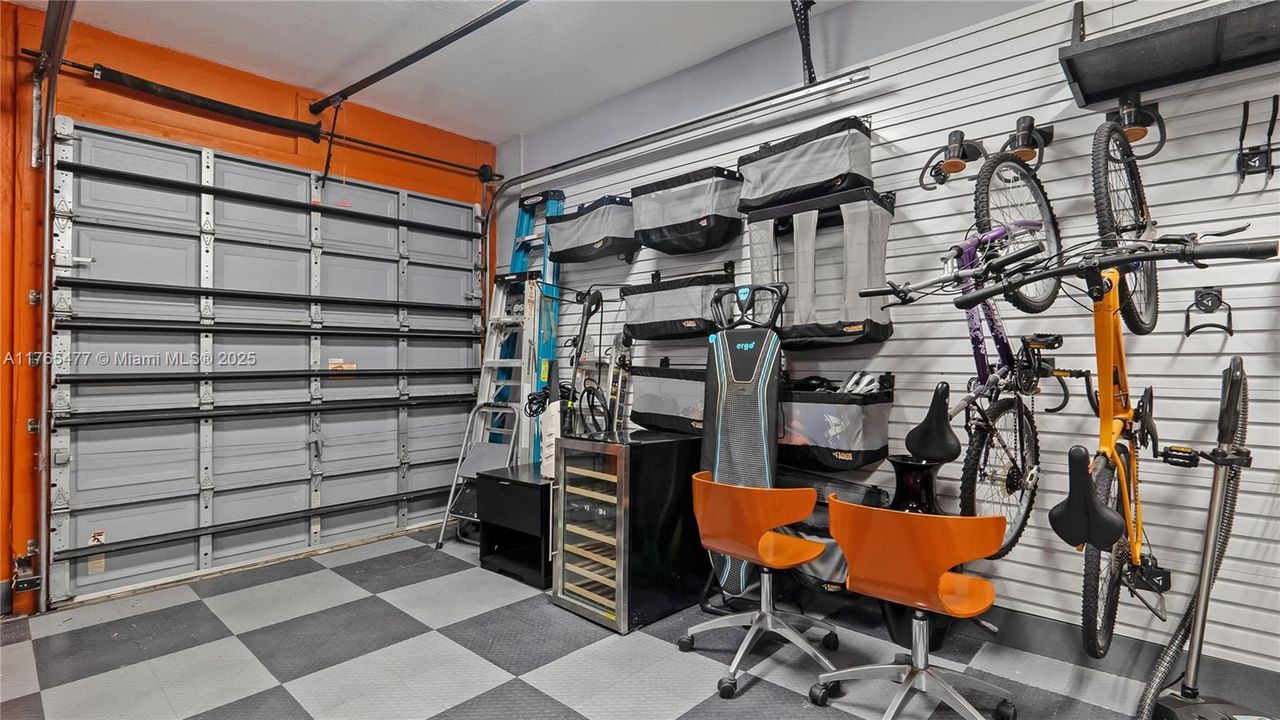 Vendido Recientemente: $2,449,000 (6 camas, 4 baños, 4207 Pies cuadrados)