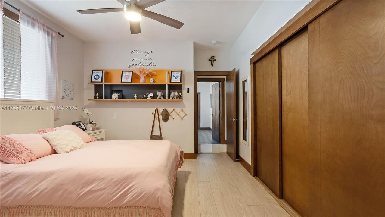 Vendido Recientemente: $2,449,000 (6 camas, 4 baños, 4207 Pies cuadrados)