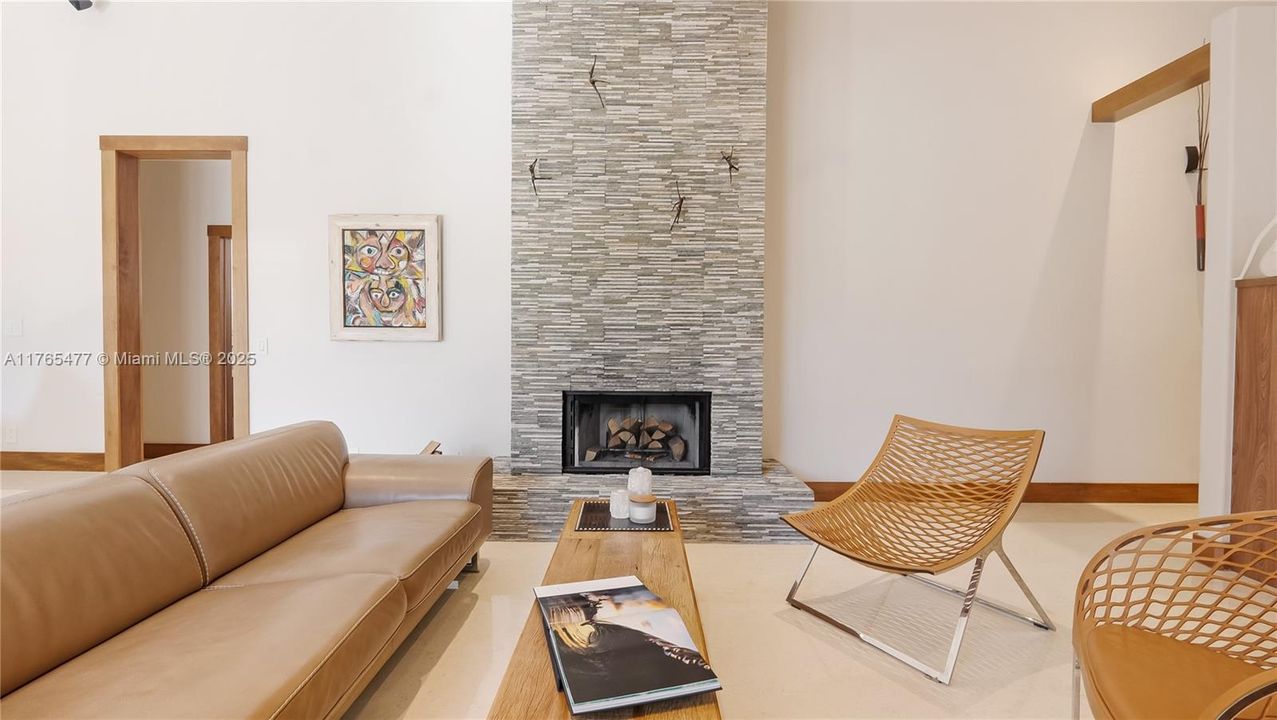 Vendido Recientemente: $2,449,000 (6 camas, 4 baños, 4207 Pies cuadrados)