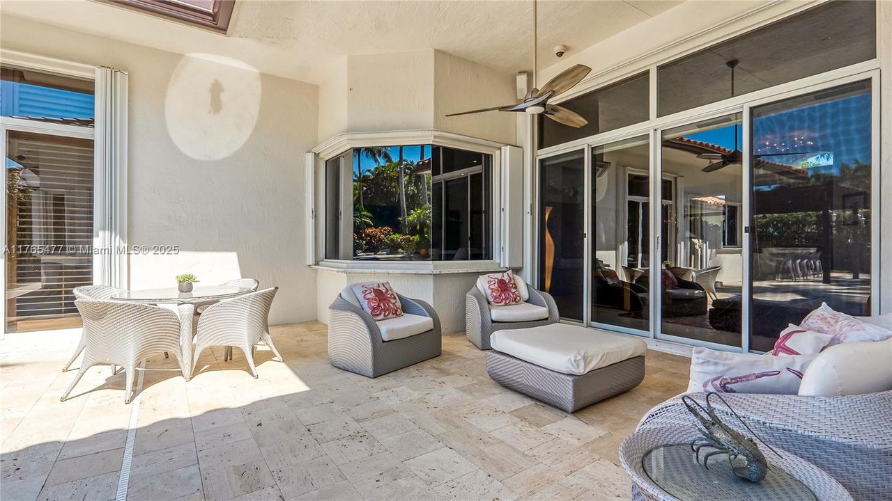 Vendido Recientemente: $2,449,000 (6 camas, 4 baños, 4207 Pies cuadrados)