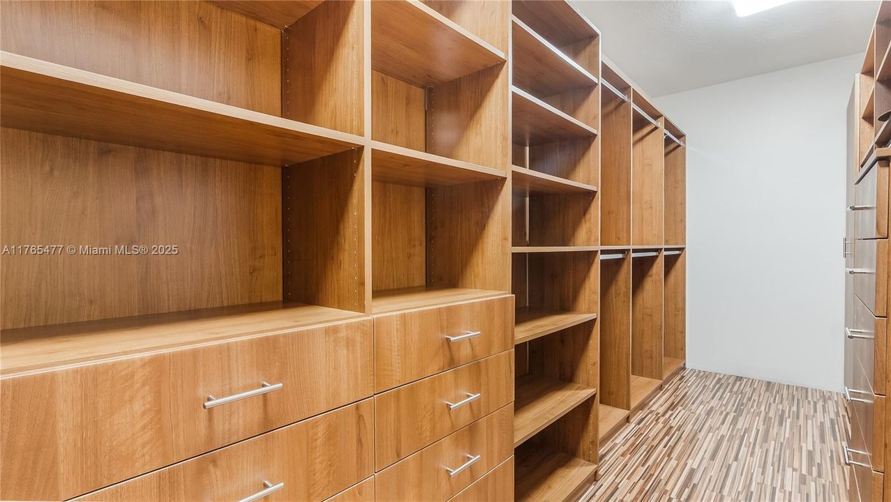 Vendido Recientemente: $2,449,000 (6 camas, 4 baños, 4207 Pies cuadrados)