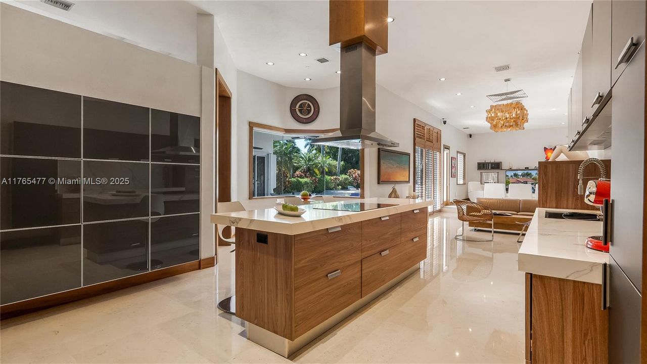 Vendido Recientemente: $2,449,000 (6 camas, 4 baños, 4207 Pies cuadrados)
