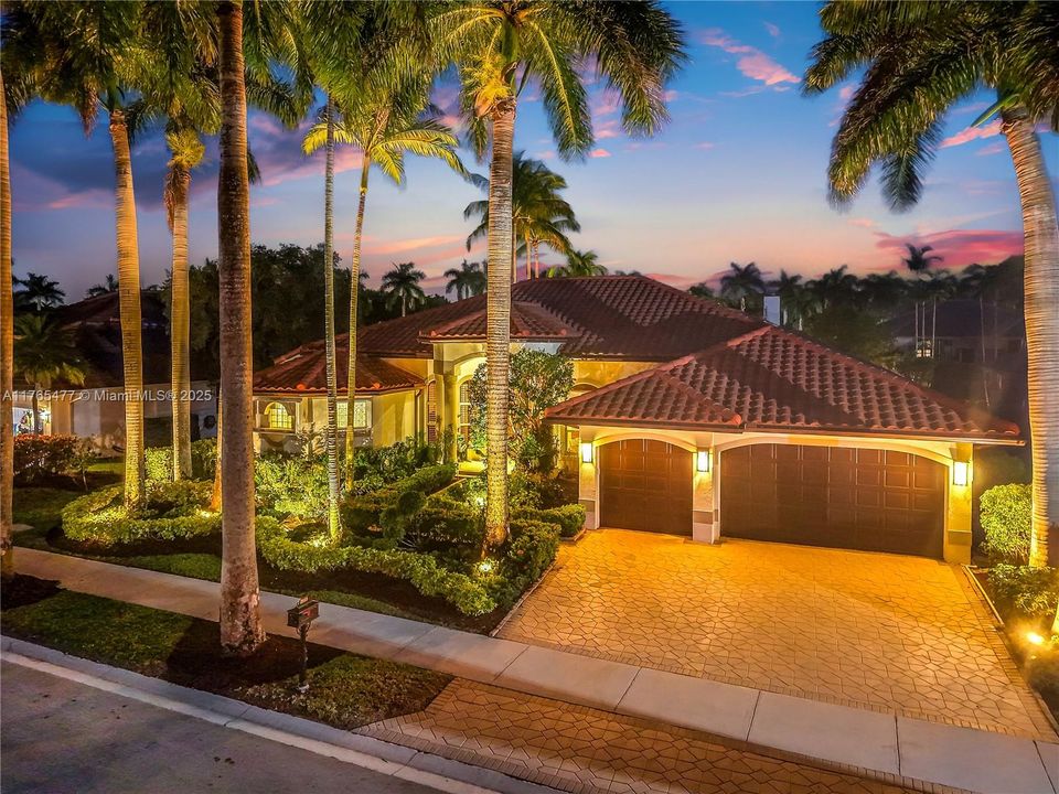 Vendido Recientemente: $2,449,000 (6 camas, 4 baños, 4207 Pies cuadrados)