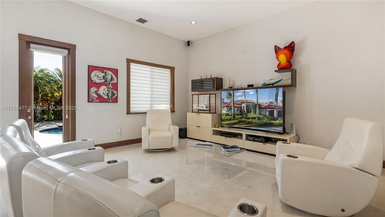 Vendido Recientemente: $2,449,000 (6 camas, 4 baños, 4207 Pies cuadrados)