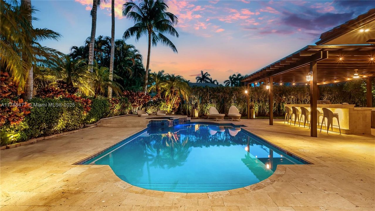 Vendido Recientemente: $2,449,000 (6 camas, 4 baños, 4207 Pies cuadrados)