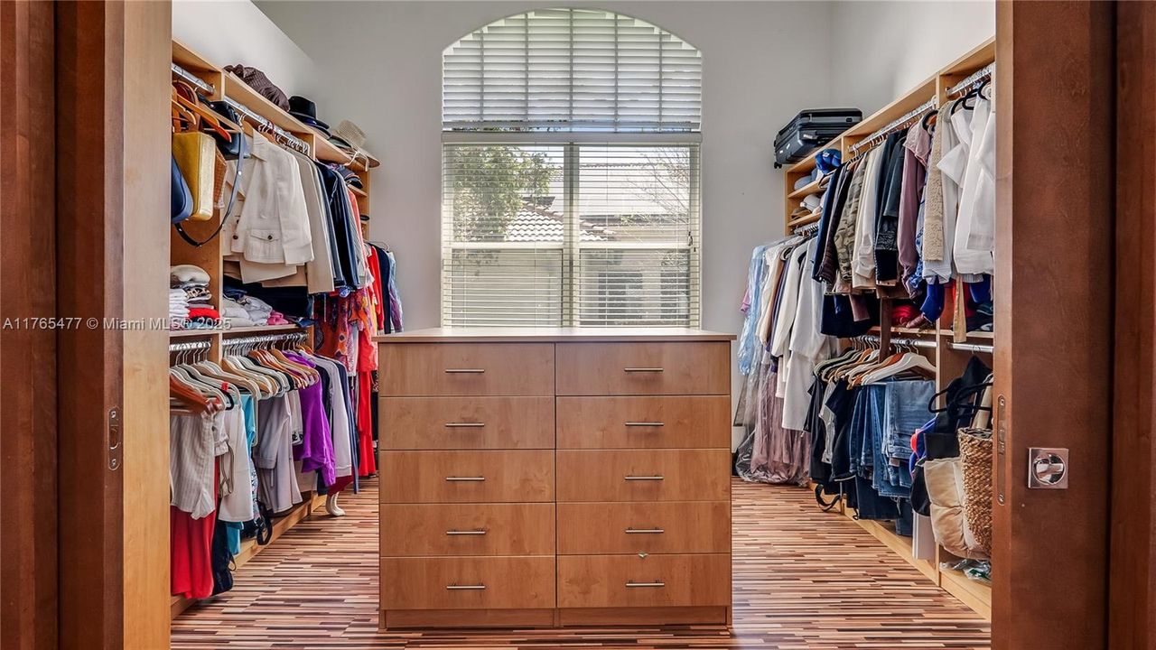 Vendido Recientemente: $2,449,000 (6 camas, 4 baños, 4207 Pies cuadrados)