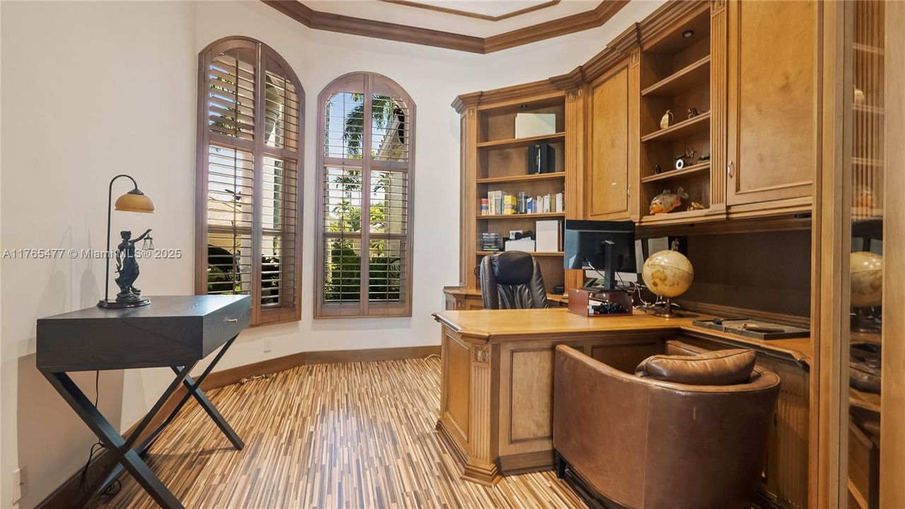 Vendido Recientemente: $2,449,000 (6 camas, 4 baños, 4207 Pies cuadrados)