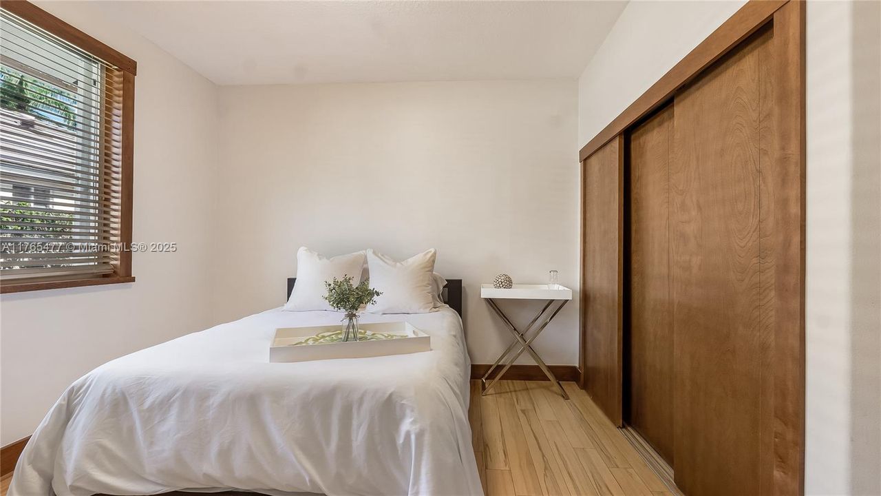 Vendido Recientemente: $2,449,000 (6 camas, 4 baños, 4207 Pies cuadrados)