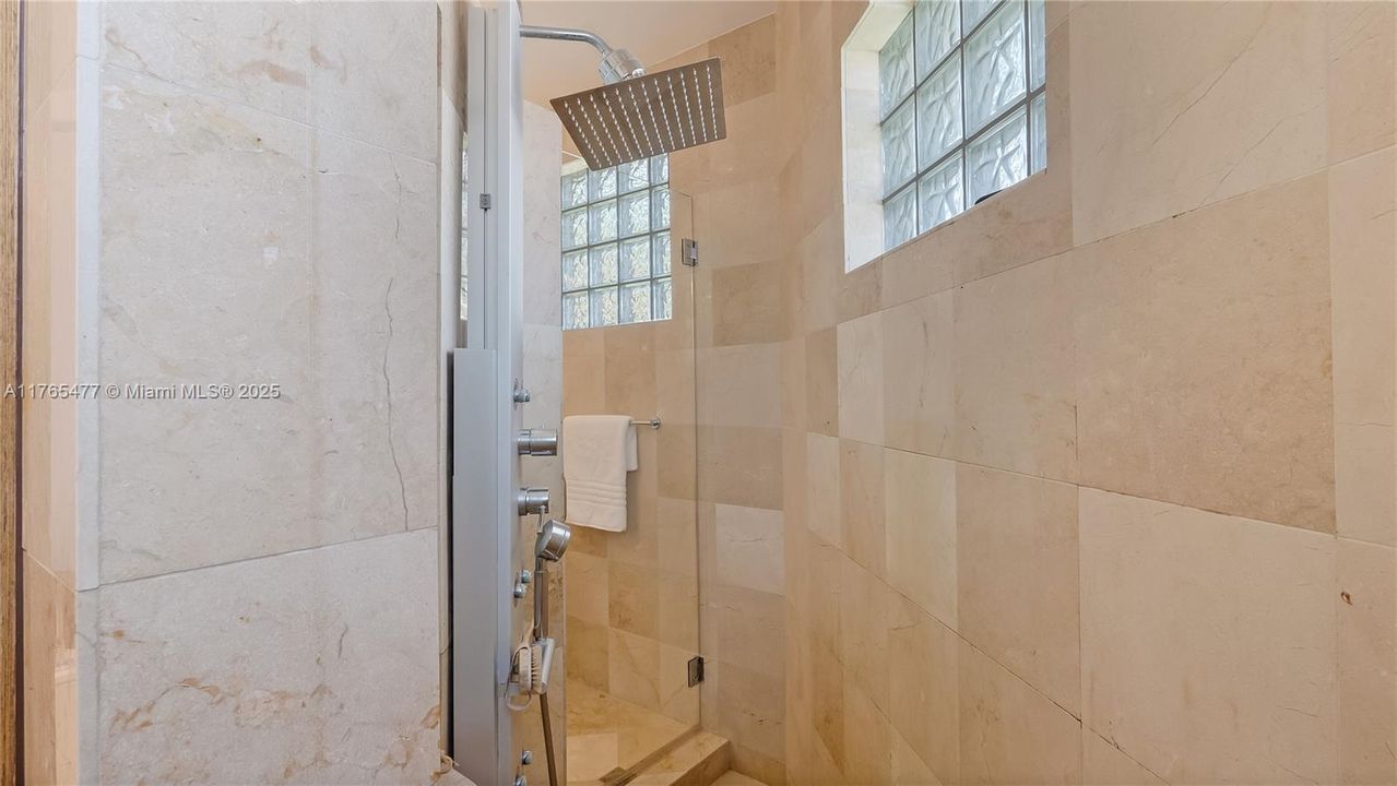 Vendido Recientemente: $2,449,000 (6 camas, 4 baños, 4207 Pies cuadrados)