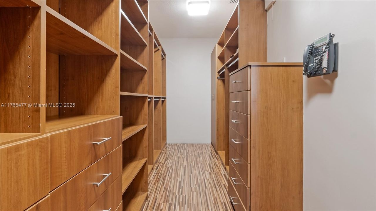 Vendido Recientemente: $2,449,000 (6 camas, 4 baños, 4207 Pies cuadrados)