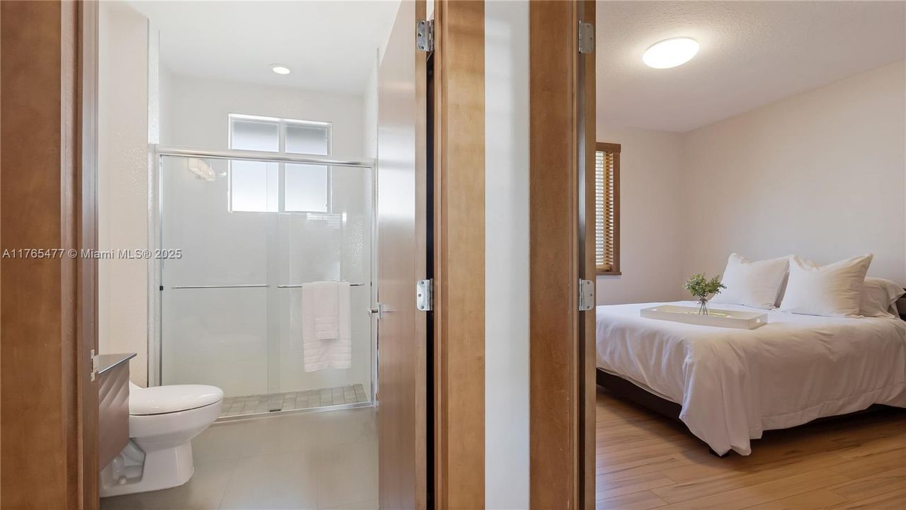 Vendido Recientemente: $2,449,000 (6 camas, 4 baños, 4207 Pies cuadrados)