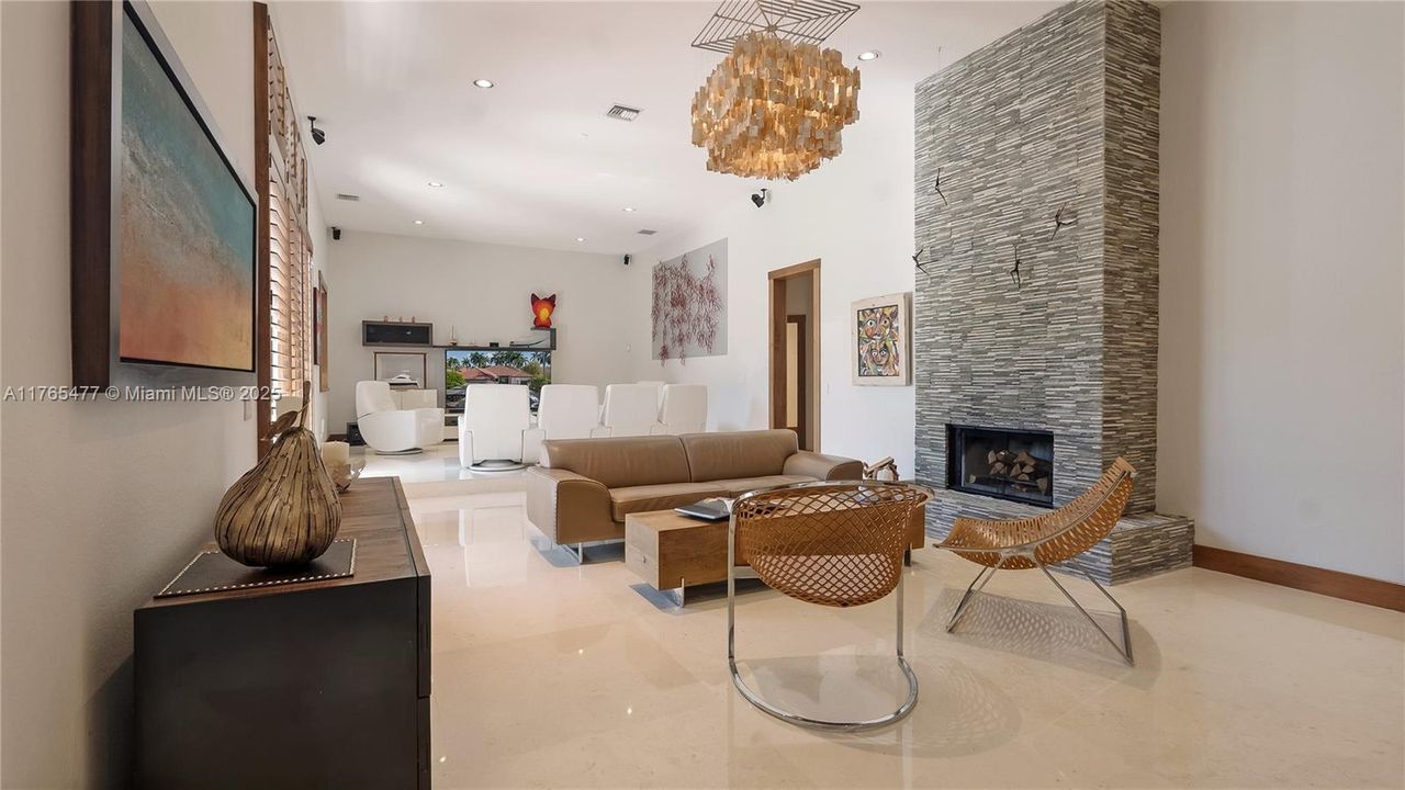 Vendido Recientemente: $2,449,000 (6 camas, 4 baños, 4207 Pies cuadrados)