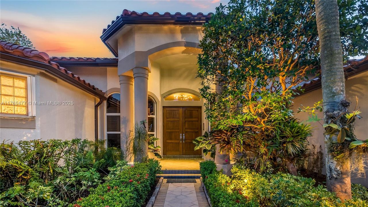 Vendido Recientemente: $2,449,000 (6 camas, 4 baños, 4207 Pies cuadrados)