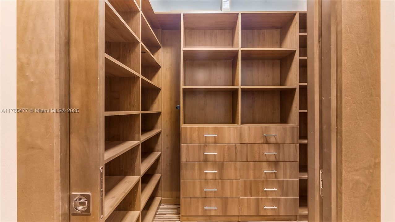 Vendido Recientemente: $2,449,000 (6 camas, 4 baños, 4207 Pies cuadrados)