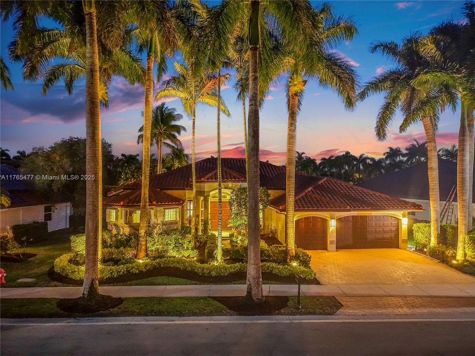 Vendido Recientemente: $2,449,000 (6 camas, 4 baños, 4207 Pies cuadrados)