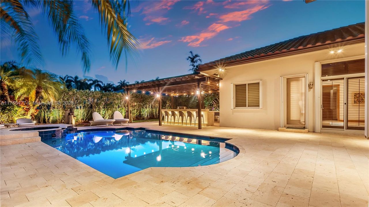 Vendido Recientemente: $2,449,000 (6 camas, 4 baños, 4207 Pies cuadrados)