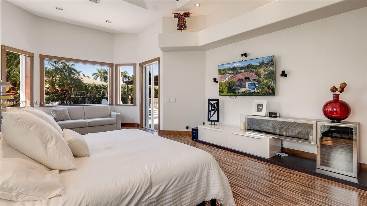 Vendido Recientemente: $2,449,000 (6 camas, 4 baños, 4207 Pies cuadrados)