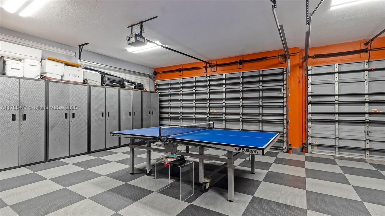 Vendido Recientemente: $2,449,000 (6 camas, 4 baños, 4207 Pies cuadrados)