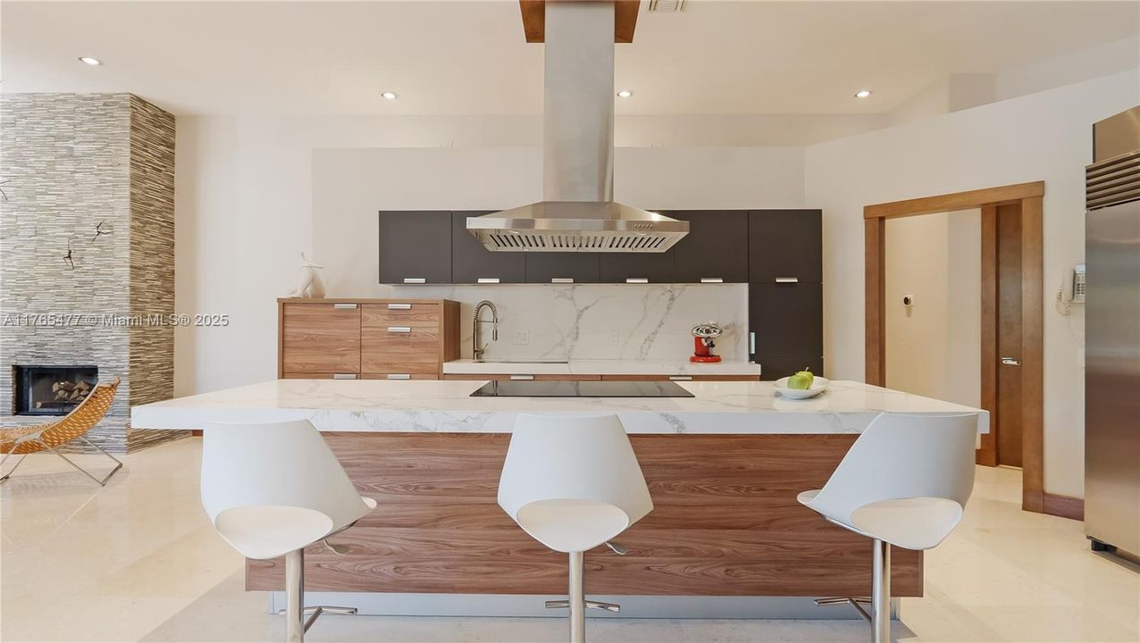 Vendido Recientemente: $2,449,000 (6 camas, 4 baños, 4207 Pies cuadrados)