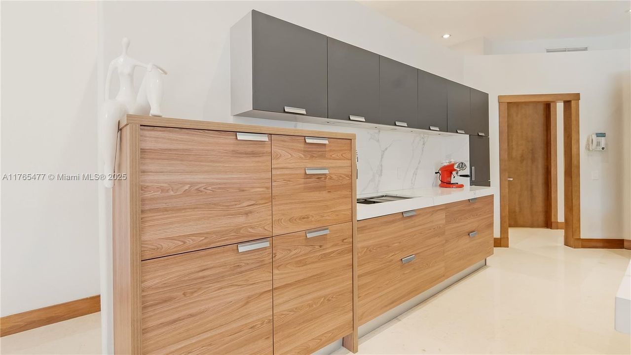 Vendido Recientemente: $2,449,000 (6 camas, 4 baños, 4207 Pies cuadrados)