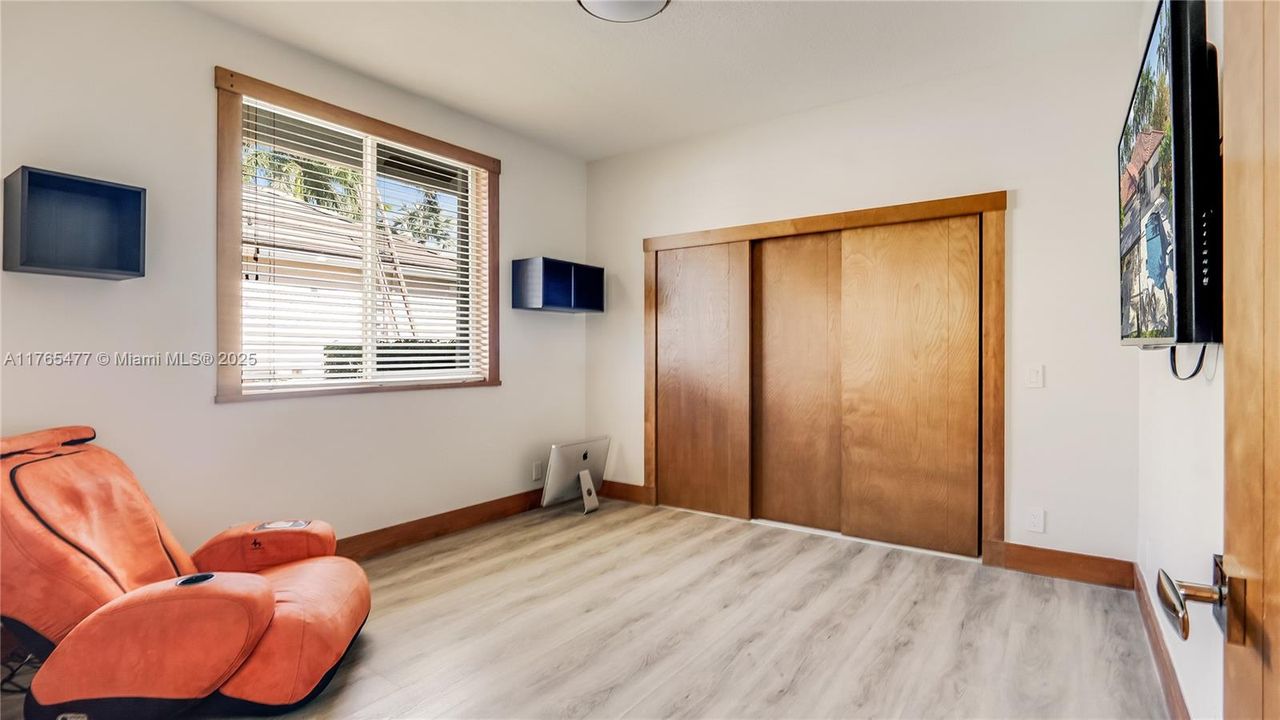 Vendido Recientemente: $2,449,000 (6 camas, 4 baños, 4207 Pies cuadrados)