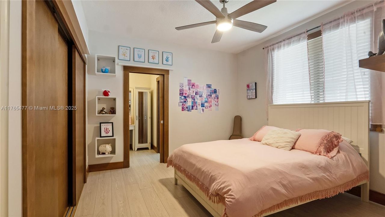 Vendido Recientemente: $2,449,000 (6 camas, 4 baños, 4207 Pies cuadrados)