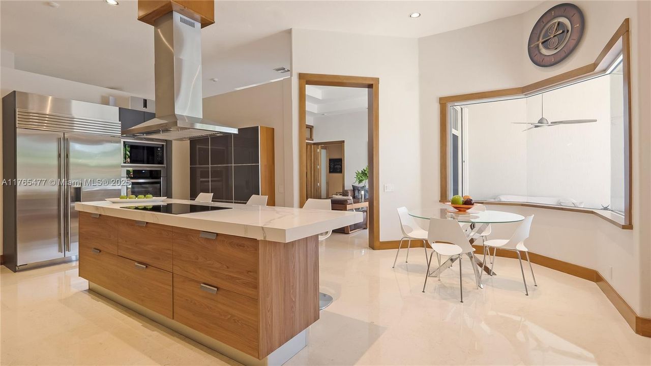 Vendido Recientemente: $2,449,000 (6 camas, 4 baños, 4207 Pies cuadrados)