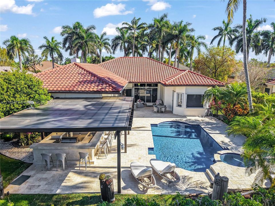 Vendido Recientemente: $2,449,000 (6 camas, 4 baños, 4207 Pies cuadrados)