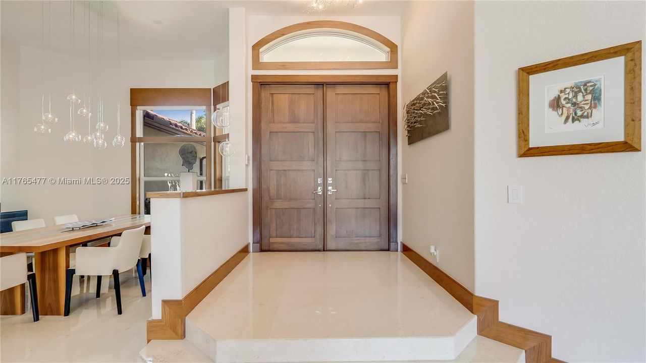 Vendido Recientemente: $2,449,000 (6 camas, 4 baños, 4207 Pies cuadrados)