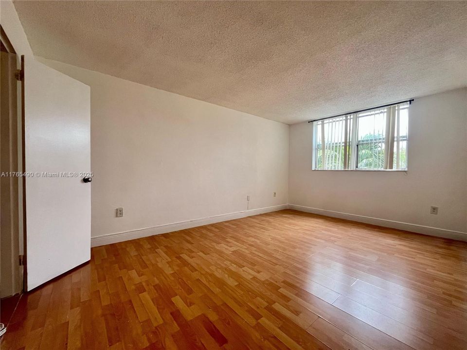 Recently Sold: $240,000 (2 beds, 2 baths, 954 Square Feet)