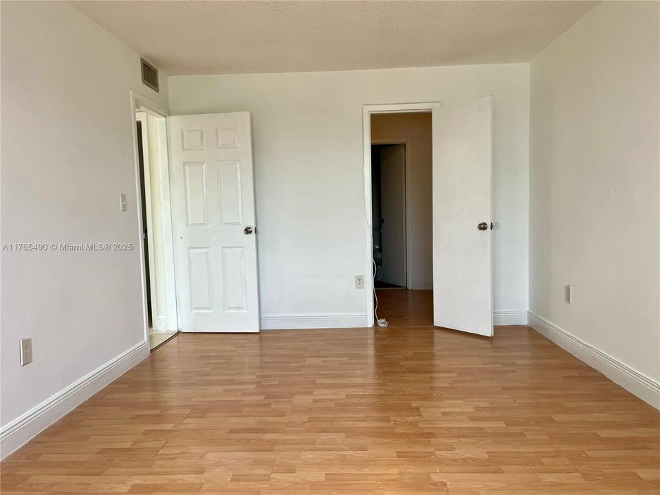 Recently Sold: $240,000 (2 beds, 2 baths, 954 Square Feet)