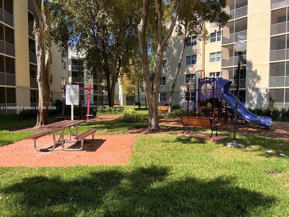 Recently Sold: $250,000 (1 beds, 1 baths, 710 Square Feet)