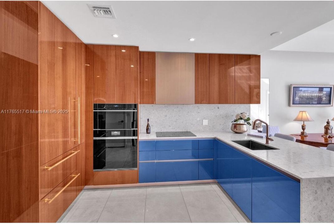 For Sale: $1,070,000 (1 beds, 1 baths, 772 Square Feet)