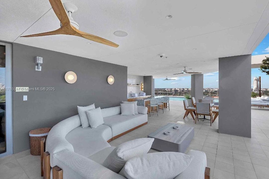 For Sale: $1,070,000 (1 beds, 1 baths, 772 Square Feet)