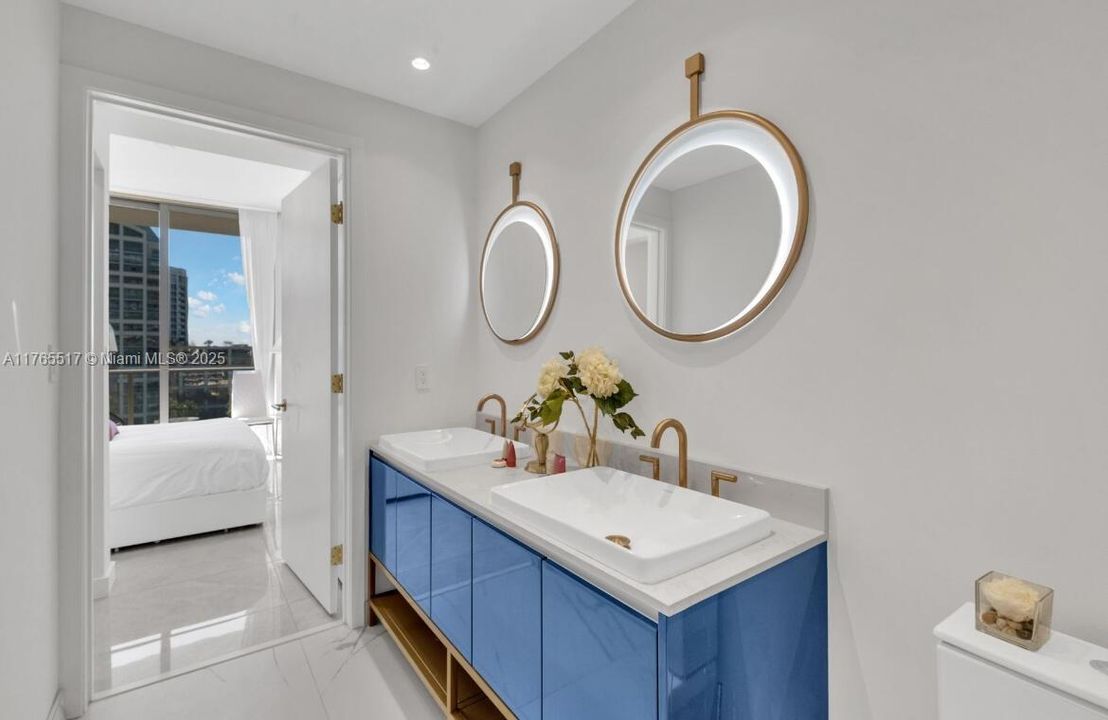For Sale: $1,070,000 (1 beds, 1 baths, 772 Square Feet)