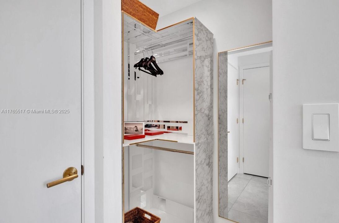 For Sale: $1,070,000 (1 beds, 1 baths, 772 Square Feet)