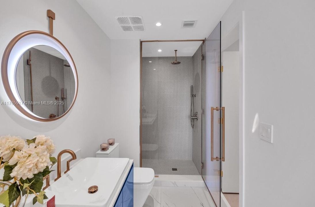 For Sale: $1,070,000 (1 beds, 1 baths, 772 Square Feet)